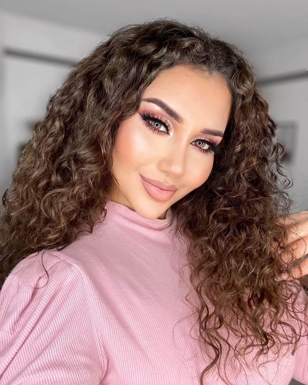 Too Facedのインスタグラム：「V-Day Glam Inspo! 👆💕 @beautybyhaneenxx wears our Killer Liner shade Espresso, Better Than Sex Mascara, and Primed & Poreless Face Primer! #regram #toofaced」