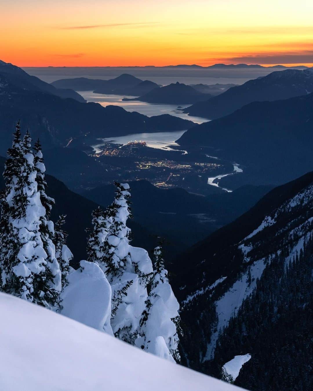 Explore Canadaのインスタグラム：「From the mountain high to valley low, these views looking down to Squamish and across the unruly pacific ocean are beyond beautiful. ⁠ ⁠ What’s your favourite vista in Canada for winter sightseeing?⁠ ⁠ ⁠ *Know before you go! Check the most up-to-date travel restrictions and border closures before planning your trip and if you're travelling in Canada, download the COVID Alert app to your mobile device.*⁠ ⁠ 📷: @anatoletuzlak⁠ 📍: @hellobc⁠ ⁠ #CanadaNice #ExploreCanada」