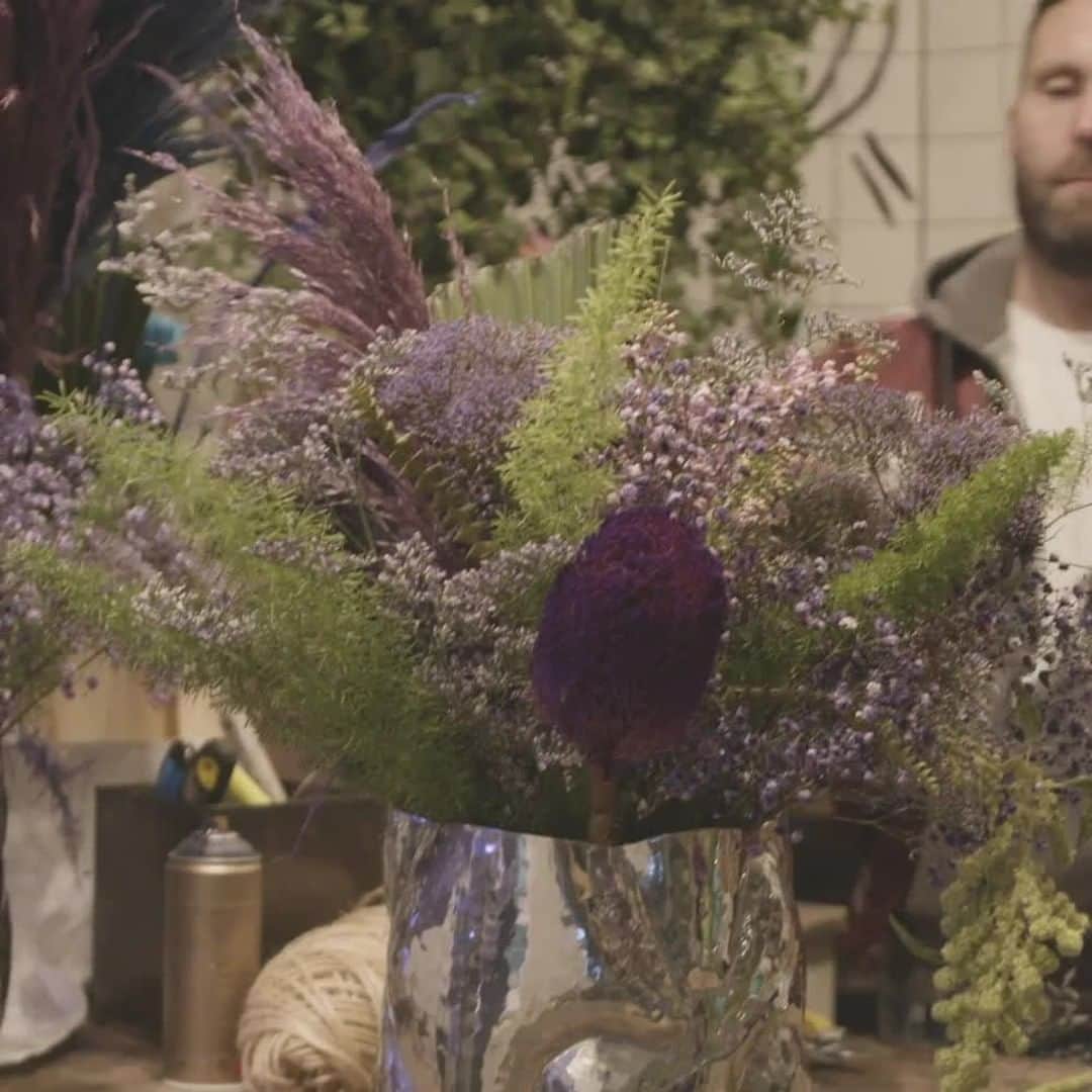 トム ディクソンのインスタグラム：「Florist Christoffer Blommer puts CLOUD to the test in his shop and studio in Stockholm.⁠ ⁠ @christoffersblommor⁠ ⁠ We observed that vases and bowls are often too small; substantial vessels are needed to create extravogant floral arrangements. So we created CLOUD.⁠ ⁠ #tomdixon #tomdixonCLOUD #24stockholm #christoffersblommor」