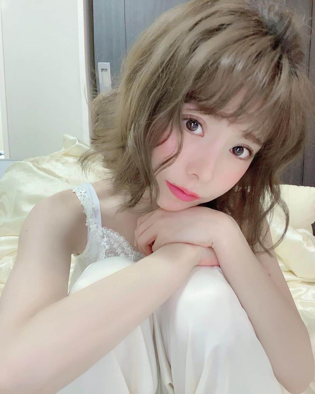 まんまるとまとのインスタグラム：「GOOD Night  おやすみなさい 少し目を休める👁 ・ ・ ・ ・ #むちむちボディ #むちむち #二の腕 #gu  #ピーチジョン #ジェラートピケ #女子会  #サロンモデル #ショートヘア #パジャマ  #低身長コーデ #150cm #ランジェリー #shorthair #ootd #japanesegirl  #visitjapan #17live #koreanmakeup  #japanmakeup #shortstature #gravure #sexythighs #ootd   #インスタグラビア #パジャマパーティー  #イチナナライバー #イチナナ #イチナナ  #발렌타인데이 #일본어 #허벅지」