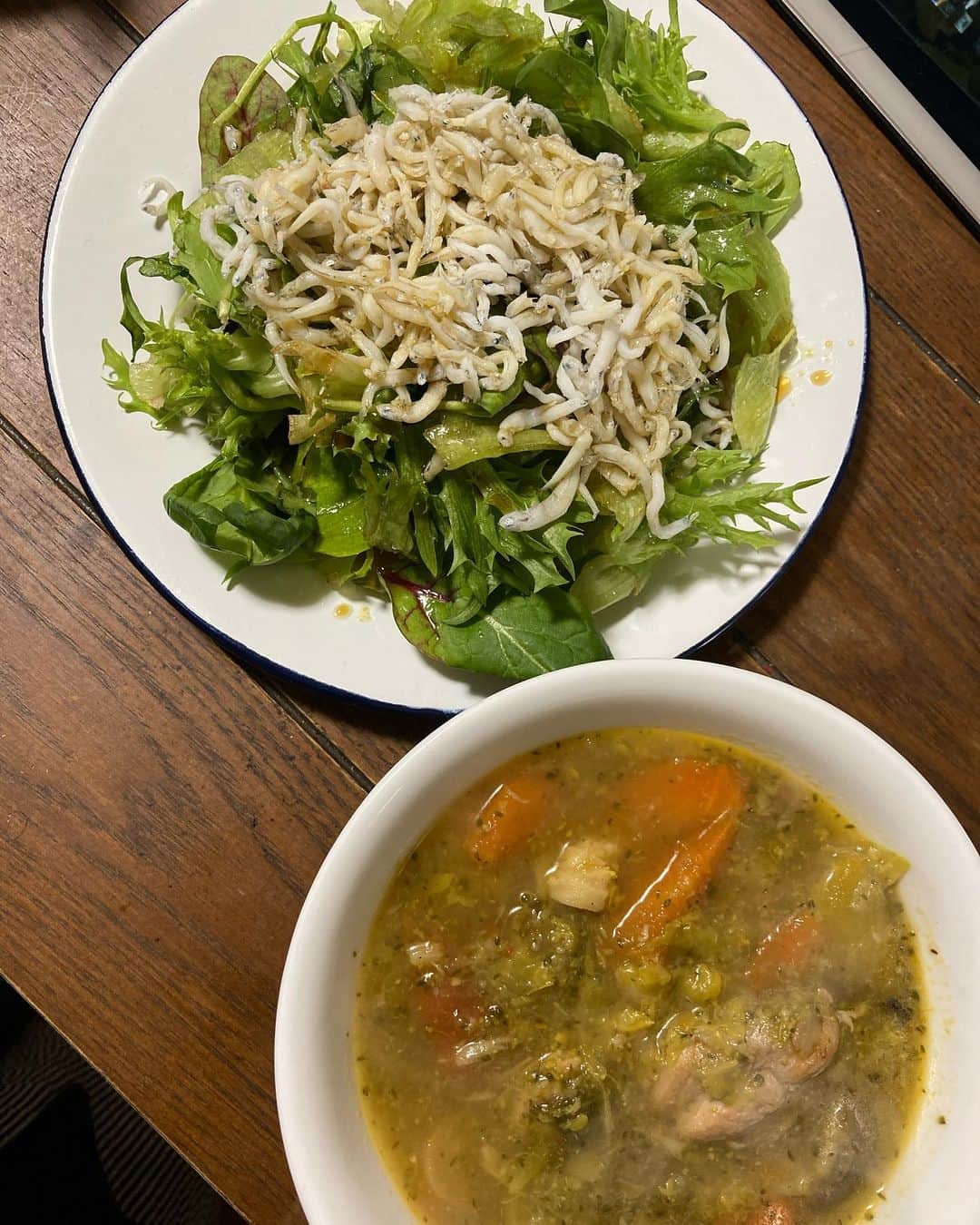 雪見ほのかのインスタグラム：「レッスン帰りのお夜食。 残り物でサラダとスープ。 スープは大鍋にたくさん作っといたから忙しい日でもすぐ食べられるからいいね！ 野菜もまとめて洗ってジップロックに小分けして保存してるから、3分クッキングですわー！ 本当は食べないで寝たかったけど、今日は疲れ過ぎたから、野菜とタンパク質はとってもいいよね💦 …… …… ＃3分クッキング#夜食 #手料理 #スープ#サラダ #おうちごはん #グルテンフリー #glutenfree」