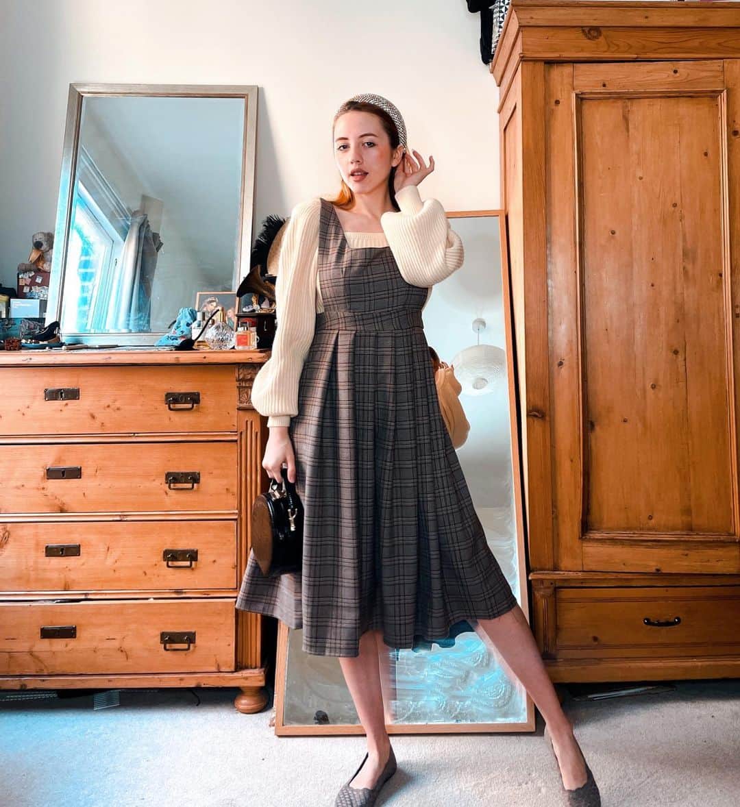 ベッキー・クルーエルのインスタグラム：「just dressing at home 🏡」