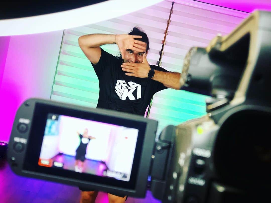 クラウディオ・リースのインスタグラム：「Qué canción estaré bailando en esta foto ?? 🤭🤭🤭」