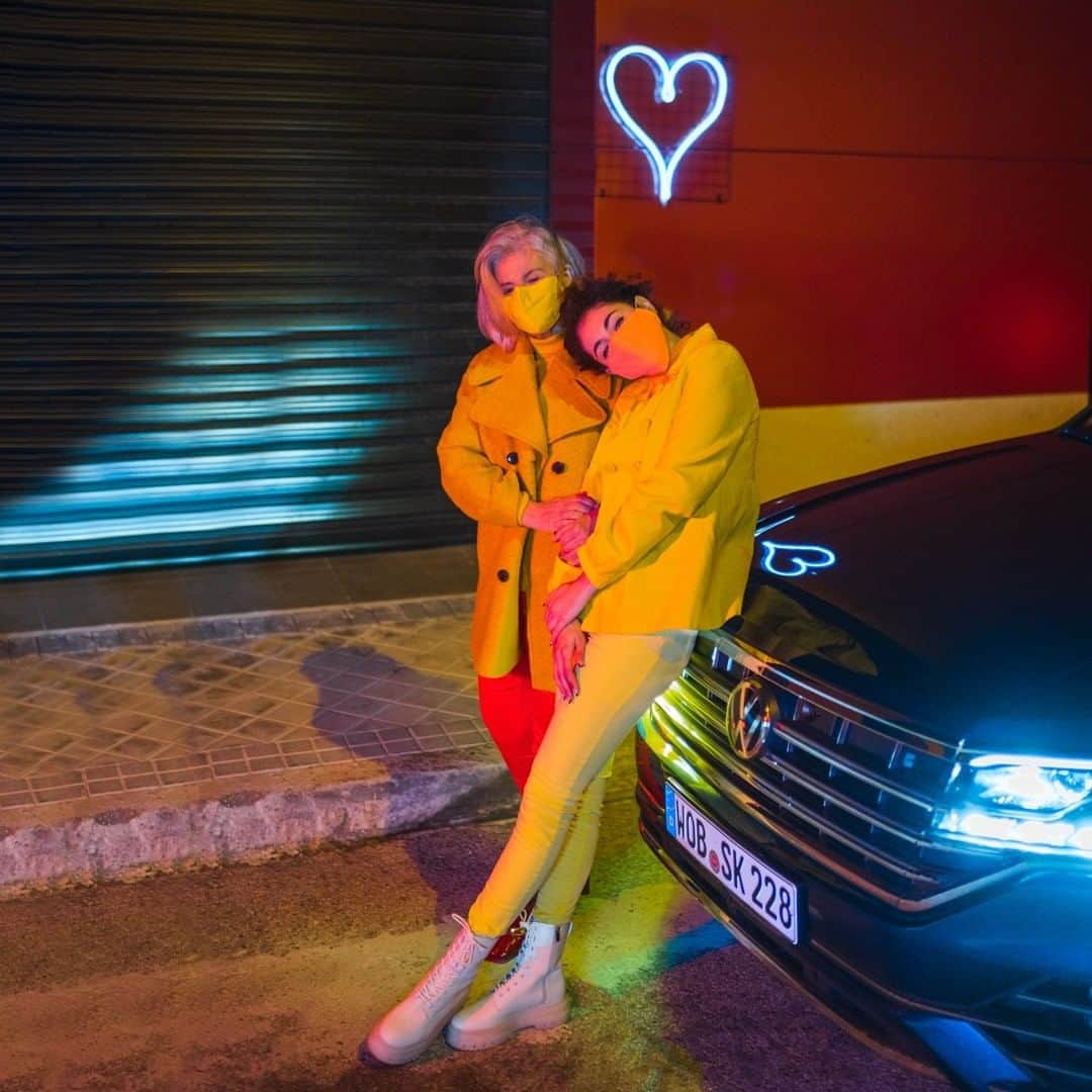 フォルクスワーゲンさんのインスタグラム写真 - (フォルクスワーゲンInstagram)「Reflections of happiness. #heart #happiness #night #motherdaughter #staysafe #vwtouareg #volkswagen #vw」2月12日 1時15分 - volkswagen