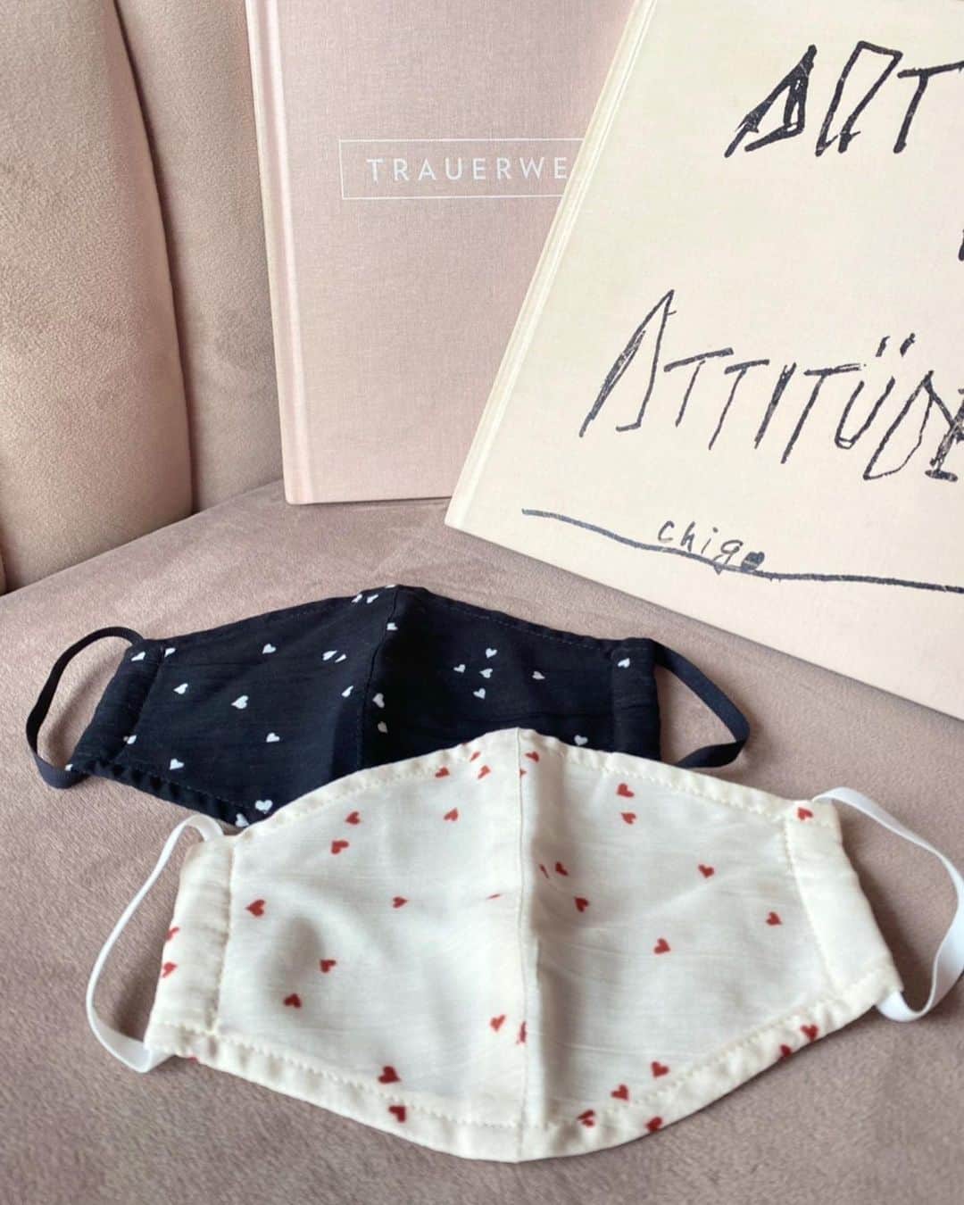 簑島三佳のインスタグラム：「今日新作マスク入荷しました💓  内側は薄手のガーゼを使用して息がとってもしやすいの  ゴムが長くなって調整出来る上リボンが可愛い♡  all¥2,600  @honeymihoney_official  #HONEYMIHONEY」