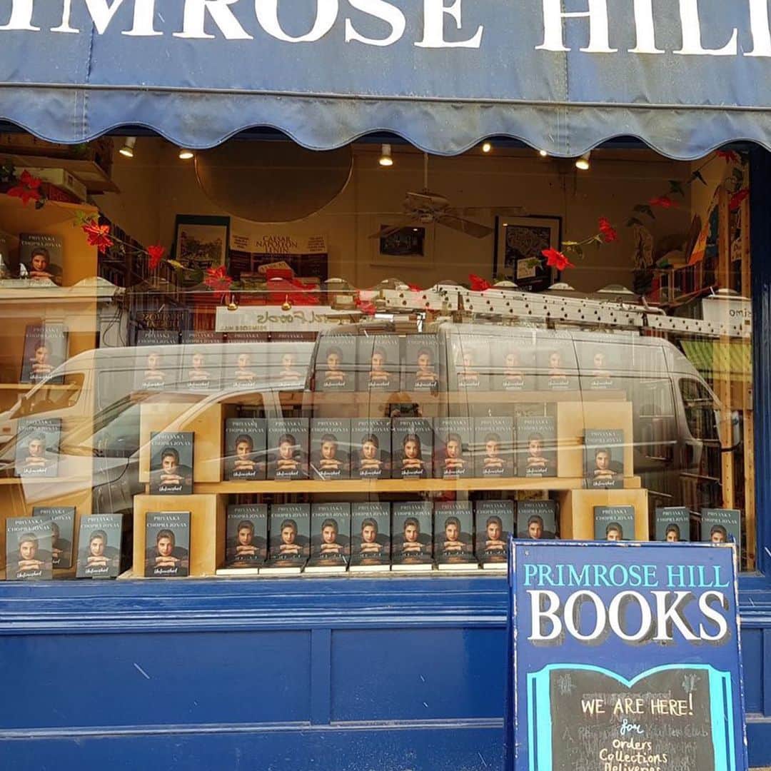 プリヤンカー・チョープラーのインスタグラム：「My book is out in the UK today🇬🇧 !!! It's SO nice to see it in the window of London bookshop @primrosehillbooks ❤️ Thank you to everyone who helped make this possible, such a dream come true 🙏🏽  @penguinrandomhouse @randomhouse @prhaudio @penguinukbooks @penguinindia @michaeljbooks」