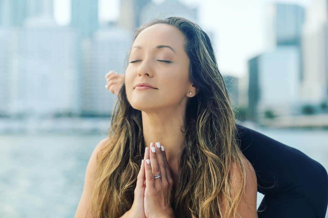 キノ・マクレガ―のインスタグラム：「Yoga is a process of listening, of learning to trust the natural intelligence of the body. The more you practice the more you learn how to really hear what messages your body, and maybe also your higher self, are sending you.  _ What you feel in your body is an intelligence that can speak to you if you know how to listen. There is a feeling of goodness when things are in alignment. There is often a subconscious feeling when things are off. So many times I’ve ignored the subtle messages from my body only to look back and realize the truth of what my body was telling me.  _ #yoga #spiritual #body #intelligence #listening  _ International Yoga Tour online with @oysho starts this Sunday 14th of February on Oysho’s YouTube channel at 12 pm. My class will be Sunday 21st of March.  _ miamiyoga #kinoyoga #omstars  #happy #energy  #magic #ashtanga #miami #oysho  🙏💕」