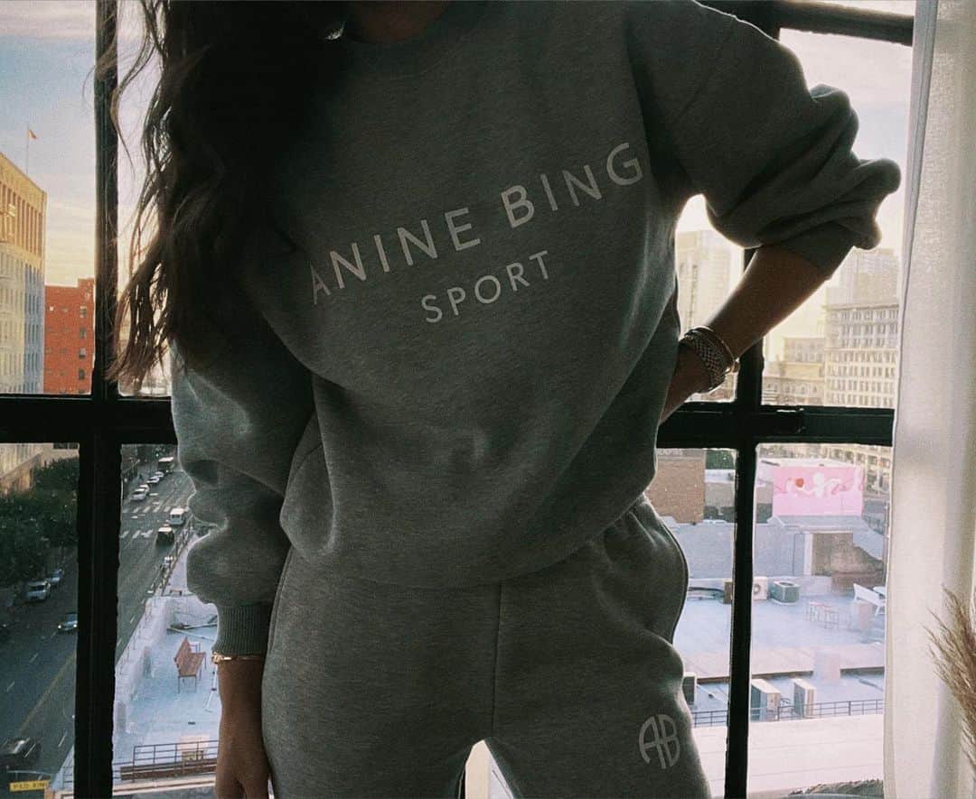Marianna Hewittのインスタグラム：「another day, another sweatsuit 🧸」