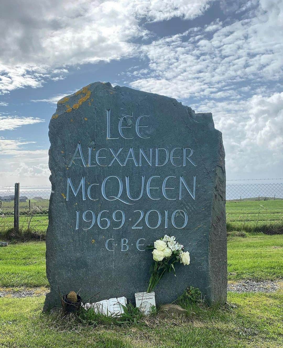 キム・ジョーンズのインスタグラム：「11 years missing you Lee ❤️❤️❤️」
