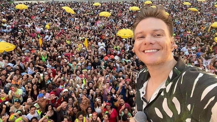 ミシェル・テロのインスタグラム：「Em 2020, o bloco Bem Sertanejo estava na rua 👏😀  Arrastar mais de 1 milhão de pessoas pelas ruas de São Paulo foi algo inesquecível!  Quem aqui estava presente?   Que energia!   #tbt」