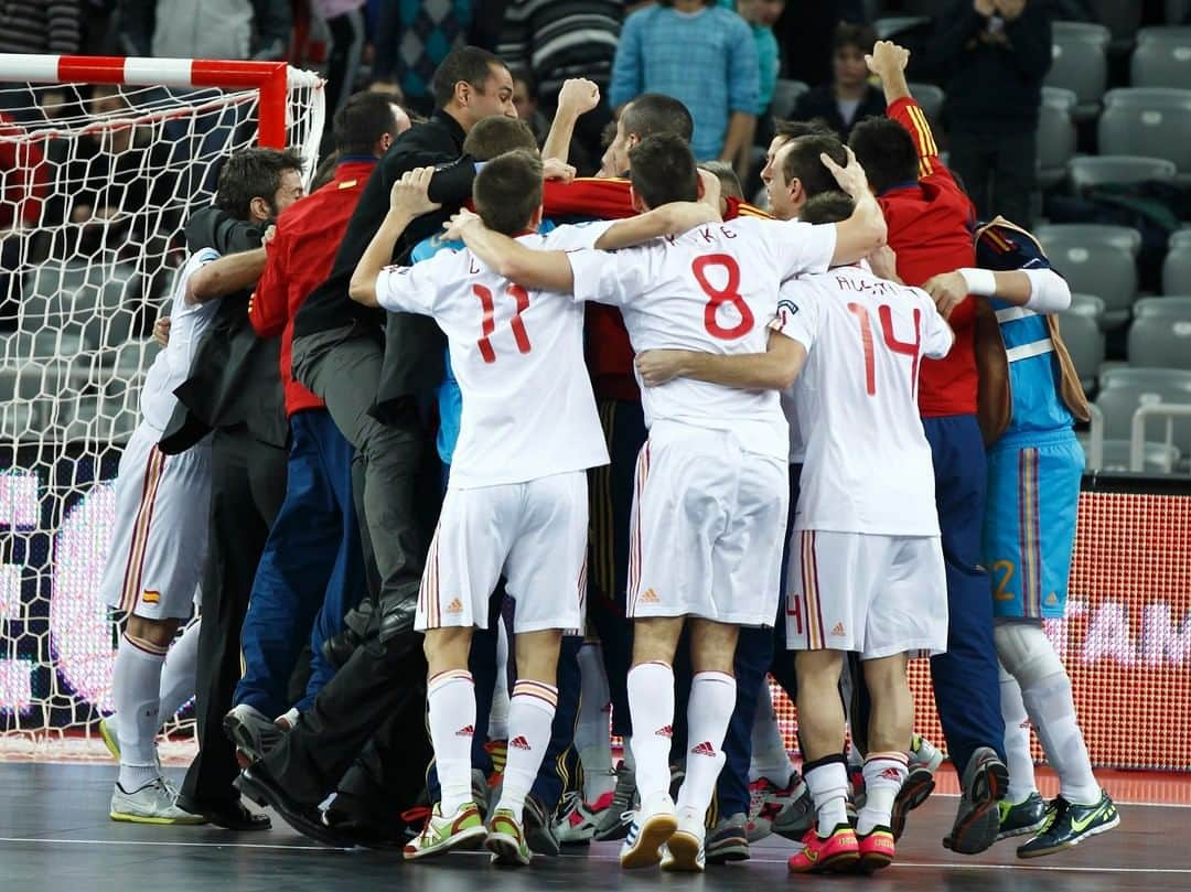 サッカー スペイン代表チームさんのインスタグラム写真 - (サッカー スペイン代表チームInstagram)「🏆 Tal día como hoy, hace 9 años, la @SeFutbol Sala conquistó su sexto EUROPEO, el cuarto de manera consecutiva.  🏟️ El Arena Zagreb (Croacia) coronó al combinado nacional tras doblegar a Rusia en un partido épico que se decidió en la prórroga.  🇪🇸 ¡¡Un equipo de LEYENDA!!」2月12日 1時35分 - sefutbol