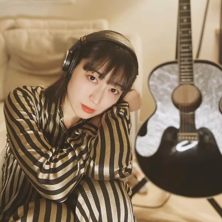 中里亜美のインスタグラム：「自分のデモ曲「プレイリスト」 で睡眠導入…🥱グンナイ🌛 .  #中里亜美 #オリジナル曲 #プレイリスト #demo音源 #睡眠導入 #まじ寝れる」