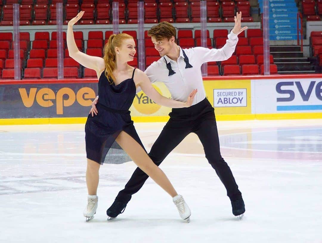 Jussiville JV Partanenのインスタグラム：「"just smile like it's the end of Friday" -  thoughts on a Thursday 😅 ~~ #icedance #training #dance #jacksonskates #athlete #sports #figureskating #smile #almostfriday #finland #workhard  #athletes #photoshoot #tb #tbt #throwbackthursday #throwback #sportsphotography  #vivobarefootfi」
