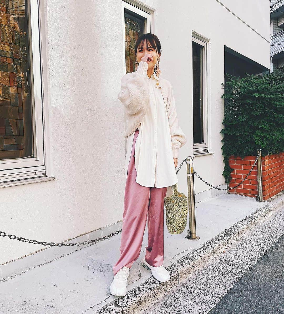 菅本裕子さんのインスタグラム写真 - (菅本裕子Instagram)「久しぶりに本日の私服です❤︎﻿ ﻿ なんかあったかかったり、寒かったりでなんとも言えない天気だったので、、我慢できずに春服を😂寒い時用にこの上に軽めのコートを着てました。﻿ ﻿ ブランド全部タグ付けしてます☺️﻿ ﻿ 最近はナイキのスニーカーばっかり！﻿ 楽ちんで良いね〜✌️﻿ あと、ストゥディオスで買ったイヤリングがとっっってもお気に入り！皮で出来たお花なんです！﻿ セレクトショップだから、どこかのブランドなんだろうけど、今寝室にいて見に行くのがめんどくさすぎたので、、😂ごめんなさい！笑﻿ 多分ストゥディオスのサイト見ればあると思います！👊👊﻿ ﻿ あんまり外に出なくなってから、外に出る時もゆるっとした服が好きになりました😂笑﻿ ﻿ もっと春服買いたいな〜！﻿ みんなはもう春服買いましたか？﻿ ﻿ あと、本日の10時！（今深夜1時なので😂）﻿ １週間限定で毎朝10時〜発売しているYOANのお得なフルラインセット、本日でラストになります！﻿ ﻿ 実は毎朝、本当に即完で、、😭﻿ お一人様一点限りなので、割と最後の方はゆっくり買えるようになるかな〜と思っていたのですが、昨日も数分で完売でした😂本当にありがとうございます！22日からの発売に向けてもっと盛り上げます💪﻿ ﻿ #ゆうこすコーデ #YOAN #ゆうこす」2月12日 1時47分 - yukos0520