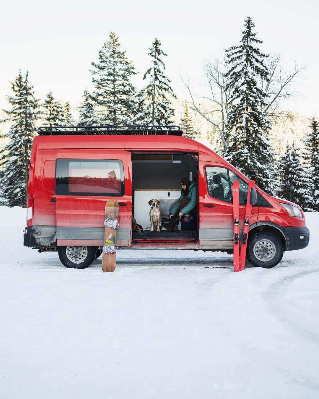 マディのインスタグラム：「I’ve owned a few rigs over the years that I’ve lived out of full time but this awd high roof van life is hands down amazing. I wasn’t totally sold at first but having a warm home on wheels to come back to is the best ever.⁣ ⁣ Having standing room, a permanent bed setup, heater, and a cozy spot to work from make any sacrifice in off road capability worth it. By a lot.」