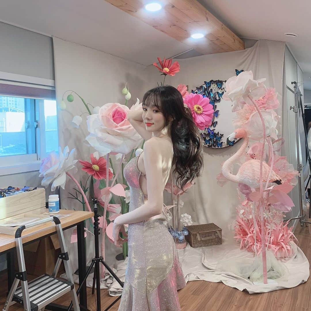 ミンヒ のインスタグラム：「요즘 셀카를 잘 안찍어서..^^이거라도 전 잘 지내고 있어용~~ 요론 인어공주같은 반짝반짝옷... 넘나 오랜만이햐😂#오늘아님」