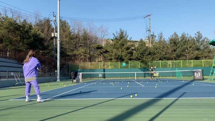 のインスタグラム：「언제쯤 잘칠까.....🎾 #테린이 #ㅋ」