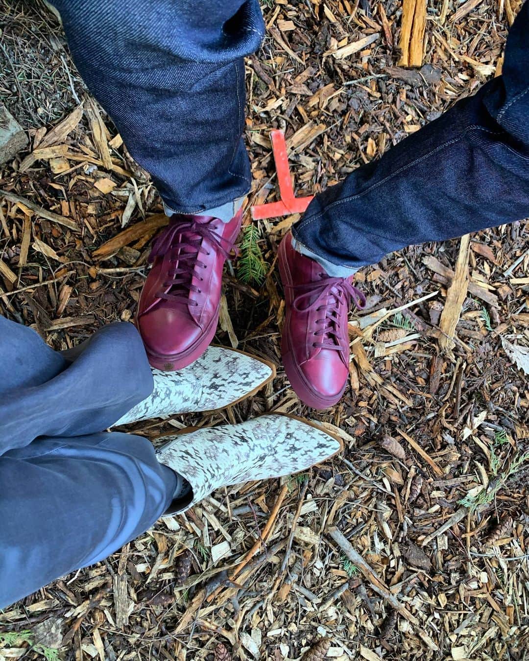エミリー・スワローのインスタグラム：「#Throwback to that time when, even though Chuck and Amara didn’t see eye to eye on much, they were united in their passion for truly excellent footwear. * * * #spnfamily #chuck #amara #unity #supernatural #supernaturalseason15 #alltheotherkidswiththepumpedupkicks #fashionforward #chuckmara #amuck #tbt」