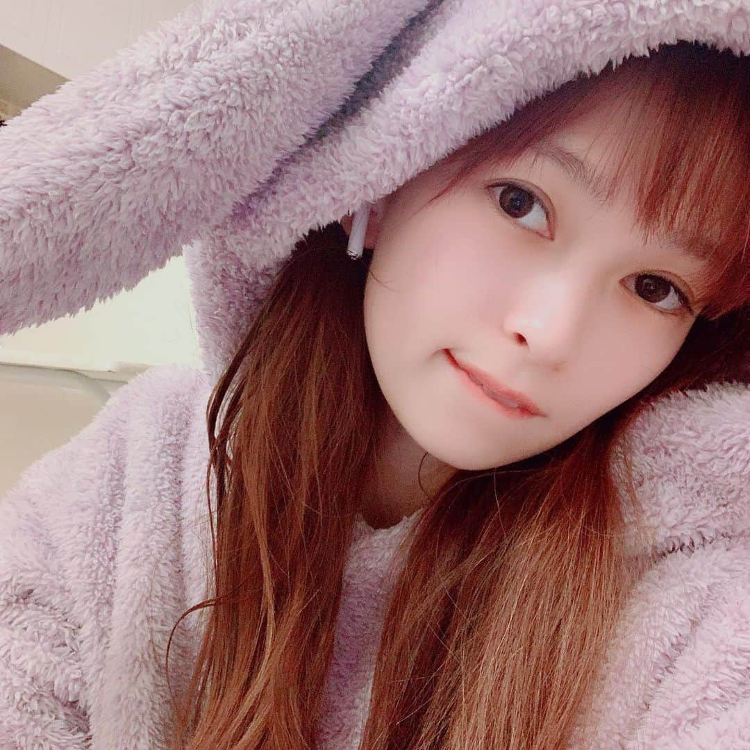 町田亜里香さんのインスタグラム写真 - (町田亜里香Instagram)「最近ほんっっっと干物だから 明日はメイクしよーかなーって思う😈 結局干物になりそうだけど🥺 毎日毎日同じ軍団の方と荒野行動出来て 私はハッピーです🍀 大人になってこんなに楽しい遊び 見つけるとは思わなかったなぁぁ🧚‍♀️✨ エーペックスとか色々やったけど、 今は、#荒野行動 が一番すき🤣 上手なわけじゃないんだけどね← むしろじゅなより下手なんだけどね← みんなと話しながら楽しくすることに 意味があるなって感じる🤫ˎˊ˗ . . いい方々に拾ってもらえて🐩♡ 良かった(´；ω；｀)！！ 毎日寝不足なのは大変だけどwww . 息抜きにもストレス発散にもなる🤞💓 . . #荒野行動してる人と繋がりたい  #荒野行動女子 #荒野行動エンジョイ勢  #ママ #すっぴん #今日の写真  #肌綺麗になったなぁぁぁ」2月12日 1時52分 - ari_gram_111