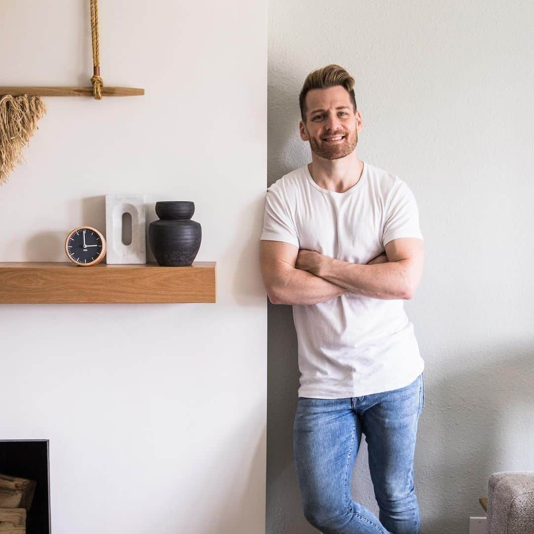 HGTVさんのインスタグラム写真 - (HGTVInstagram)「Accent walls: yay or nay? 🤔 @mrorlandosoria discusses the divisive design move on this week's episode of HGTV Obsessed. 📻⁠⁠ ⁠⁠ Other topics on this week's podcast include enneagram types, affordable design projects, and healing after heartbreak. ❤️ Plus, @clintonkellyoh stops by to chat about investment pieces with @katstickler and @stickks__ 👨‍🎨⁠⁠ ⁠⁠ New episodes of HGTV Obsessed are available every Thursday wherever you get your podcasts. 🔝 Visit the link in our profile to listen now on Apple Podcasts. ⁠⁠ ⁠⁠ Accent wall 📸 : Chad Mellon⁠⁠ ⁠⁠ #HGTVObsessed #podcasts #buildmeup #discoveryplus #orlandosoria #selfmademansions #enneagramtypes #streamwhatyoulove」2月12日 2時04分 - hgtv