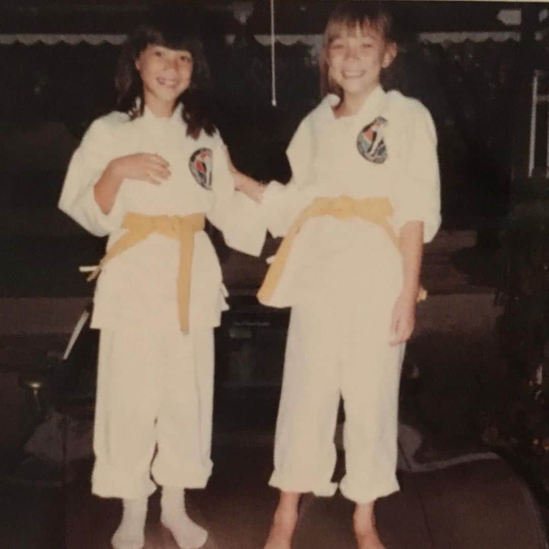 オリヴィア・マンのインスタグラム：「Happy Birthday to my sister Annie!!! 🥳 Also, congratulations to anyone who crossed these two 7-year-olds in a dark alley and survived. 🥋🥋」