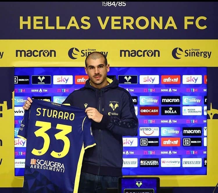 ステファノ・ストゥラーロのインスタグラム：「🟡🔵 @hellasveronafc #pressconference @seriea」