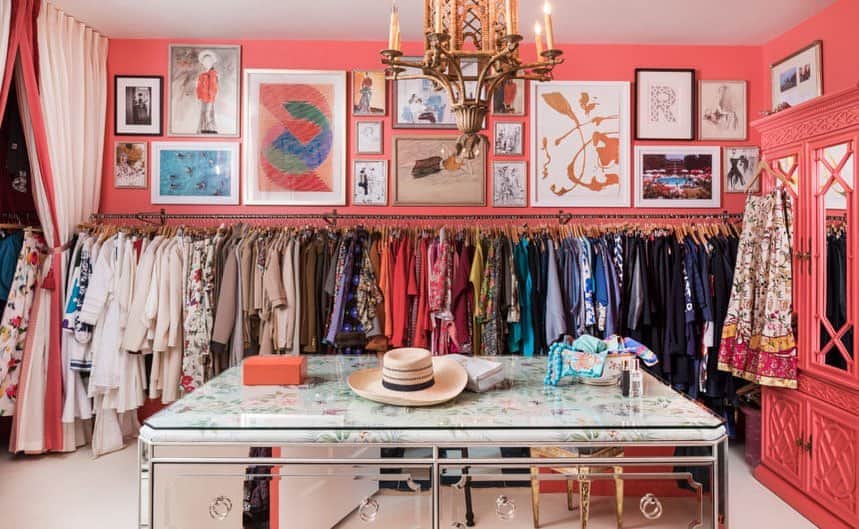 Homepolishのインスタグラム：「Add cheer through vibrant hues to closets like @danielledrollins did with this coral walk-in wardrobe.  For more design inspo and pro tips, click the link in bio.」