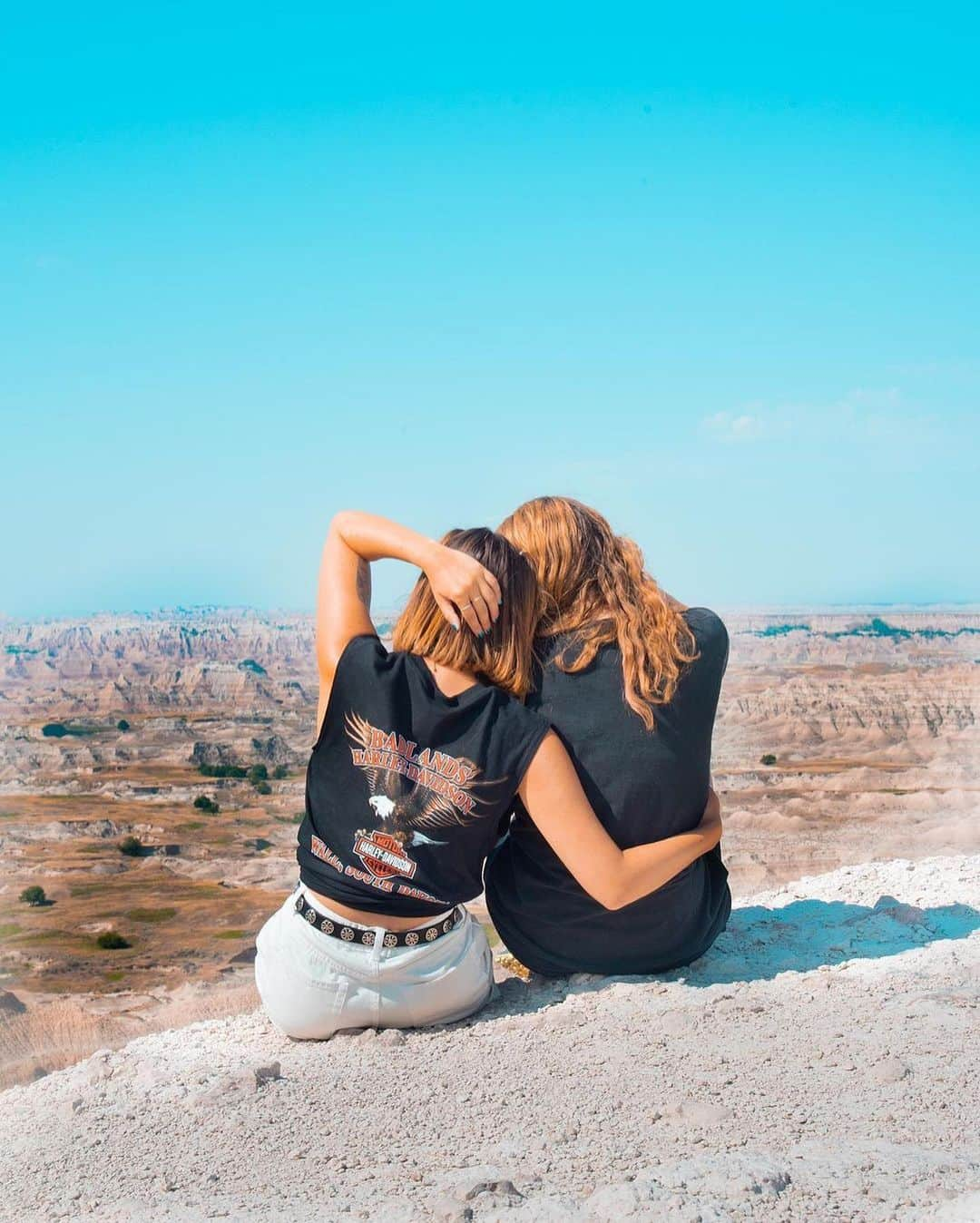 Visit The USAさんのインスタグラム写真 - (Visit The USAInstagram)「"WELCOME TO THE BADLANDS 🤘🏻 Badlands National Park was one of the highlights of our USA road trip. It truly looks like you’re standing on another planet." Badlands National Park in South Dakota is an amazing road trip location if you are looking for epic views to enjoy with your loved ones! Be prepared to make multiple stops to take photos on the road trip. Who would you bring with you to the Badlands? #VisitTheUSA 📸 : @27travels」2月12日 2時00分 - visittheusa