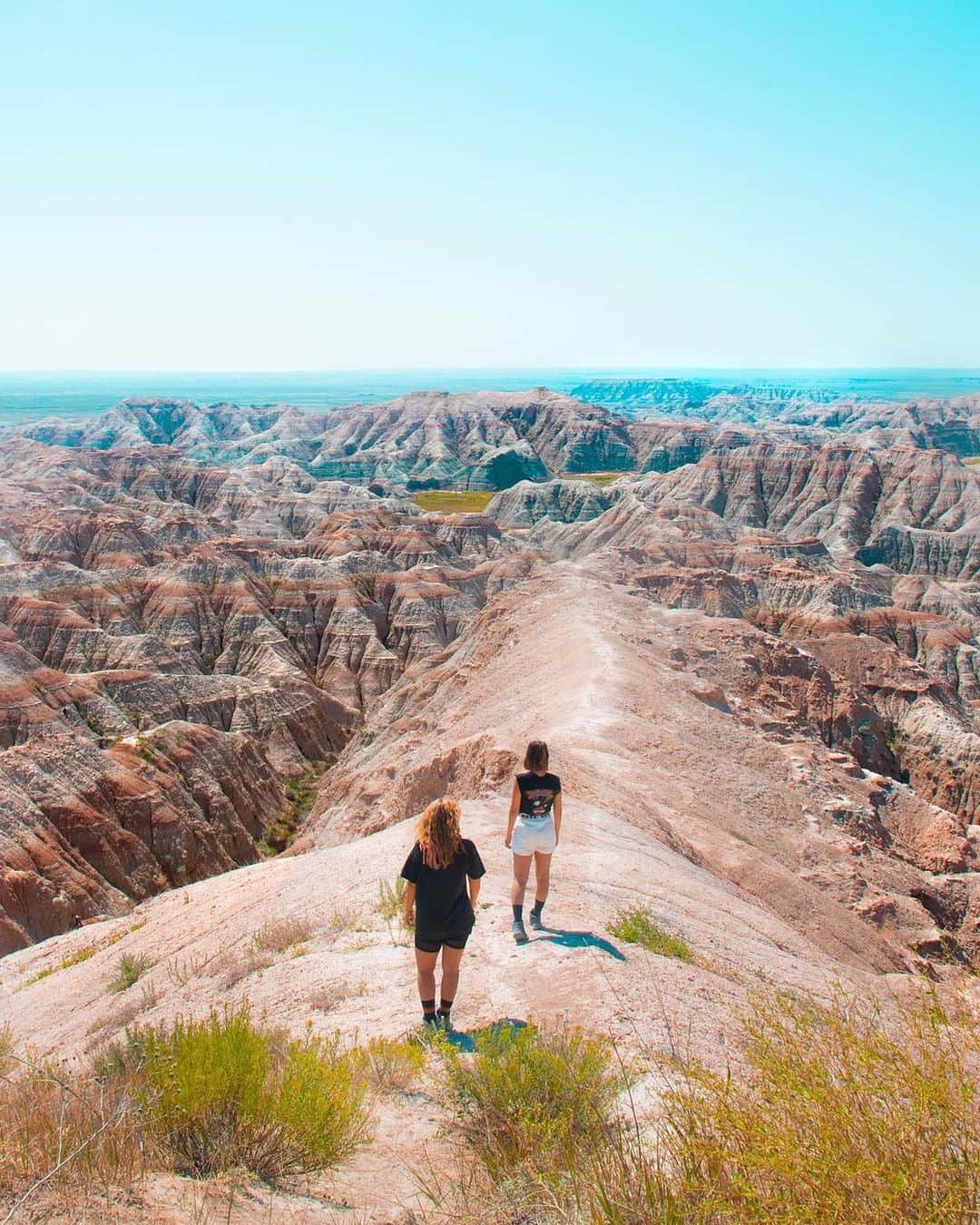 Visit The USAのインスタグラム：「"WELCOME TO THE BADLANDS 🤘🏻 Badlands National Park was one of the highlights of our USA road trip. It truly looks like you’re standing on another planet." Badlands National Park in South Dakota is an amazing road trip location if you are looking for epic views to enjoy with your loved ones! Be prepared to make multiple stops to take photos on the road trip. Who would you bring with you to the Badlands? #VisitTheUSA 📸 : @27travels」