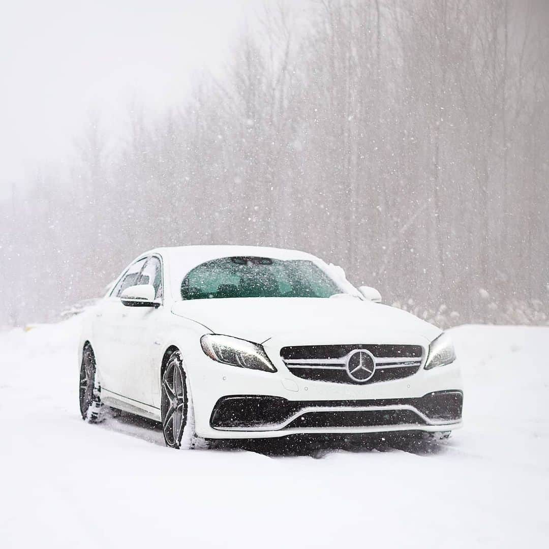 Mercedes AMGのインスタグラム：「[Kraftstoffverbrauch kombiniert: 10,6 l/100 km  CO₂-Emissionen kombiniert: 243 g/km  amg4.me/efficiency-statement  Mercedes-AMG C 63 S Limousine]  Out playing in the snow.  📷 @sixtythree.amg  #DrivingPerformance #MercedesAMG #C63 #AMGSpirit」