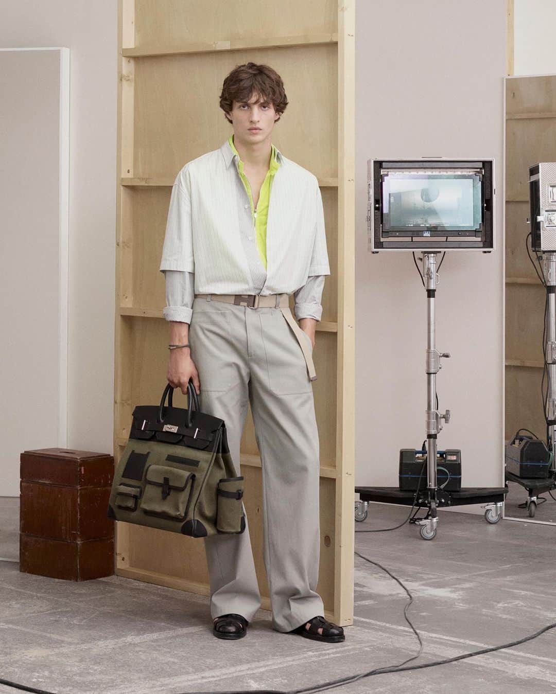 のインスタグラム：「Bold as beige.  #FreshThinking #SurpriseDetails #ZippedShirtBlouson #HautACourroiesCargoBag #ChocolateSandals #SpringSummer2021  #HermesHomme #Hermes」
