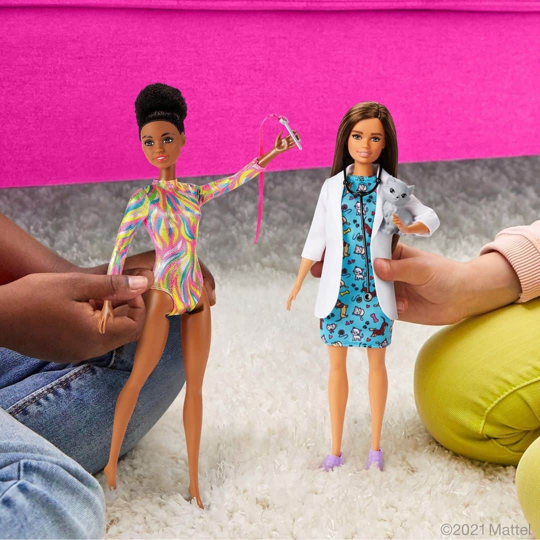 バービーのインスタグラム：「When kids play with dolls that reflect our real-life differences, they can create more inclusive stories, and imagine a more empathetic world. Learn more about why it’s important to #MixUpTheToybox at the link in bio. #Barbie」