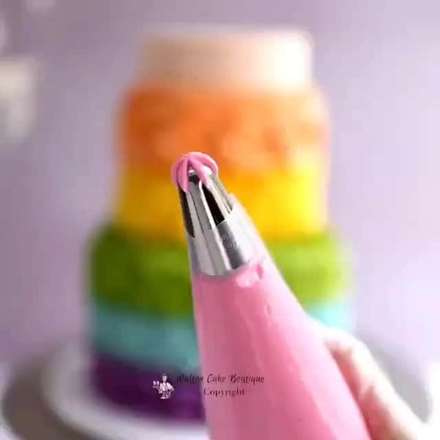 2.8 Milllon CAKESTERS!のインスタグラム：「Rate This 🤤⁠ 🎥: @waltoncakeboutique」