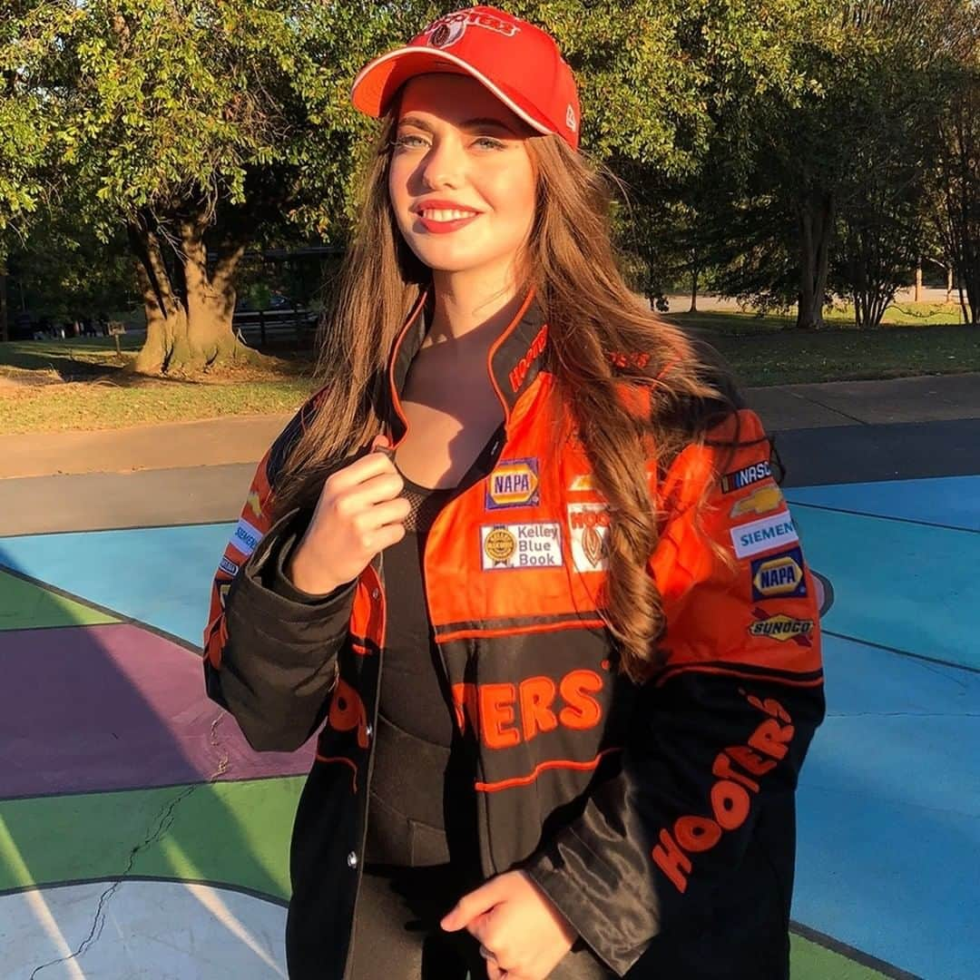 Hootersさんのインスタグラム写真 - (HootersInstagram)「Right on track! 🏁 We couldn’t be more ready for #Daytona500 in just a few days. 🔥Let’s welcome back the champ! Don’t forget to come get the race day special and cheer on @chaseelliott9 with us.」2月12日 2時01分 - hooters