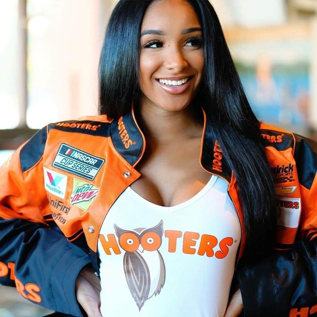 Hootersさんのインスタグラム写真 - (HootersInstagram)「Right on track! 🏁 We couldn’t be more ready for #Daytona500 in just a few days. 🔥Let’s welcome back the champ! Don’t forget to come get the race day special and cheer on @chaseelliott9 with us.」2月12日 2時01分 - hooters