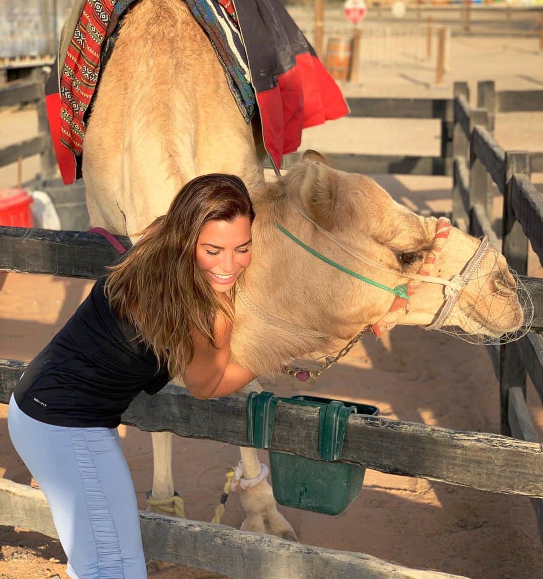 ルイス・グローバーさんのインスタグラム写真 - (ルイス・グローバーInstagram)「There’s nothing that makes me more happy than this 🤍 animal snugs #unconditionallove how I get my love in this world 💛🧡💛🧡💛🧡 #solotravel #animallove #camel #snugs #animallovers #animallover #nature #naturalinstinct #naturelover #nature I flourish when I’m at one with nature x #freespirit #freedom」2月12日 2時02分 - louiseglover