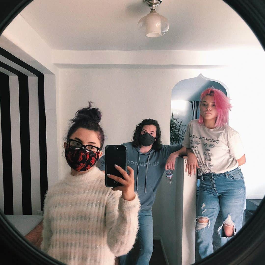 HEY VIOLETのインスタグラム：「the crew’s back together, babyyyy」