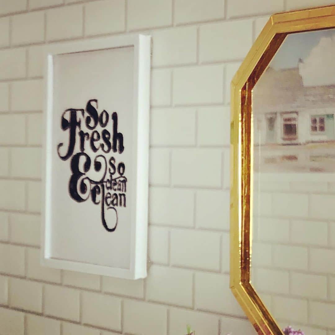 Grace Bonneyさんのインスタグラム写真 - (Grace BonneyInstagram)「Hey!! It’s Dr. Kwandaa Roberts from @tinyhousecalls back for day 3 of my DS takeover. In honor of Black History Month, I’m sharing my @outkast inspired bathroom. I used the world’s smallest Sharpie to make the custom tiles. If the ink went out of the lines, I’d start over. I almost lost my sanity, but I persevered. I would highly recommend reciting the lyrics “Ain't nobody dope as me, I'm just so fresh, so clean, So fresh and so clean, clean” when you’re in the bathroom in the morning. It’ll set your whole day straight.   Scroll to end to see what I started with. The great thing about dollhousing is that you’re only limited by your imagination. And I loved the @hyggeandwest Daydream wallpaper here, that I used it in my real sized bathroom. Life imitating art for the win!!」2月12日 2時05分 - designsponge