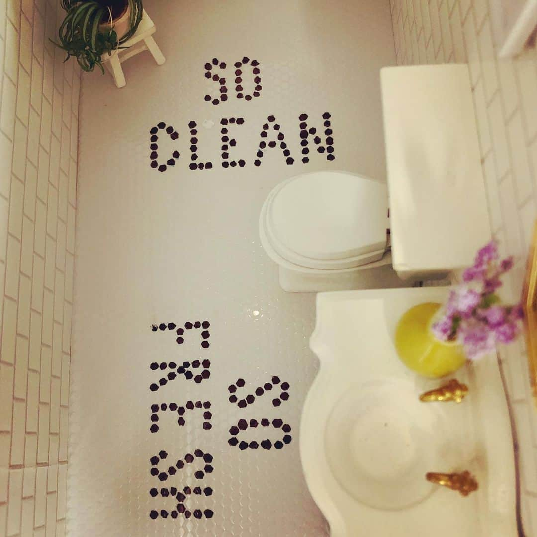 Grace Bonneyさんのインスタグラム写真 - (Grace BonneyInstagram)「Hey!! It’s Dr. Kwandaa Roberts from @tinyhousecalls back for day 3 of my DS takeover. In honor of Black History Month, I’m sharing my @outkast inspired bathroom. I used the world’s smallest Sharpie to make the custom tiles. If the ink went out of the lines, I’d start over. I almost lost my sanity, but I persevered. I would highly recommend reciting the lyrics “Ain't nobody dope as me, I'm just so fresh, so clean, So fresh and so clean, clean” when you’re in the bathroom in the morning. It’ll set your whole day straight.   Scroll to end to see what I started with. The great thing about dollhousing is that you’re only limited by your imagination. And I loved the @hyggeandwest Daydream wallpaper here, that I used it in my real sized bathroom. Life imitating art for the win!!」2月12日 2時05分 - designsponge