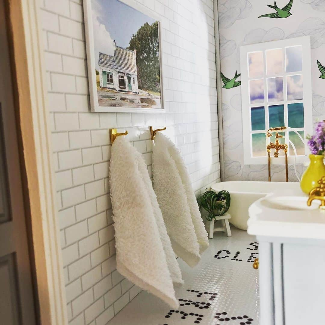 Grace Bonneyさんのインスタグラム写真 - (Grace BonneyInstagram)「Hey!! It’s Dr. Kwandaa Roberts from @tinyhousecalls back for day 3 of my DS takeover. In honor of Black History Month, I’m sharing my @outkast inspired bathroom. I used the world’s smallest Sharpie to make the custom tiles. If the ink went out of the lines, I’d start over. I almost lost my sanity, but I persevered. I would highly recommend reciting the lyrics “Ain't nobody dope as me, I'm just so fresh, so clean, So fresh and so clean, clean” when you’re in the bathroom in the morning. It’ll set your whole day straight.   Scroll to end to see what I started with. The great thing about dollhousing is that you’re only limited by your imagination. And I loved the @hyggeandwest Daydream wallpaper here, that I used it in my real sized bathroom. Life imitating art for the win!!」2月12日 2時05分 - designsponge