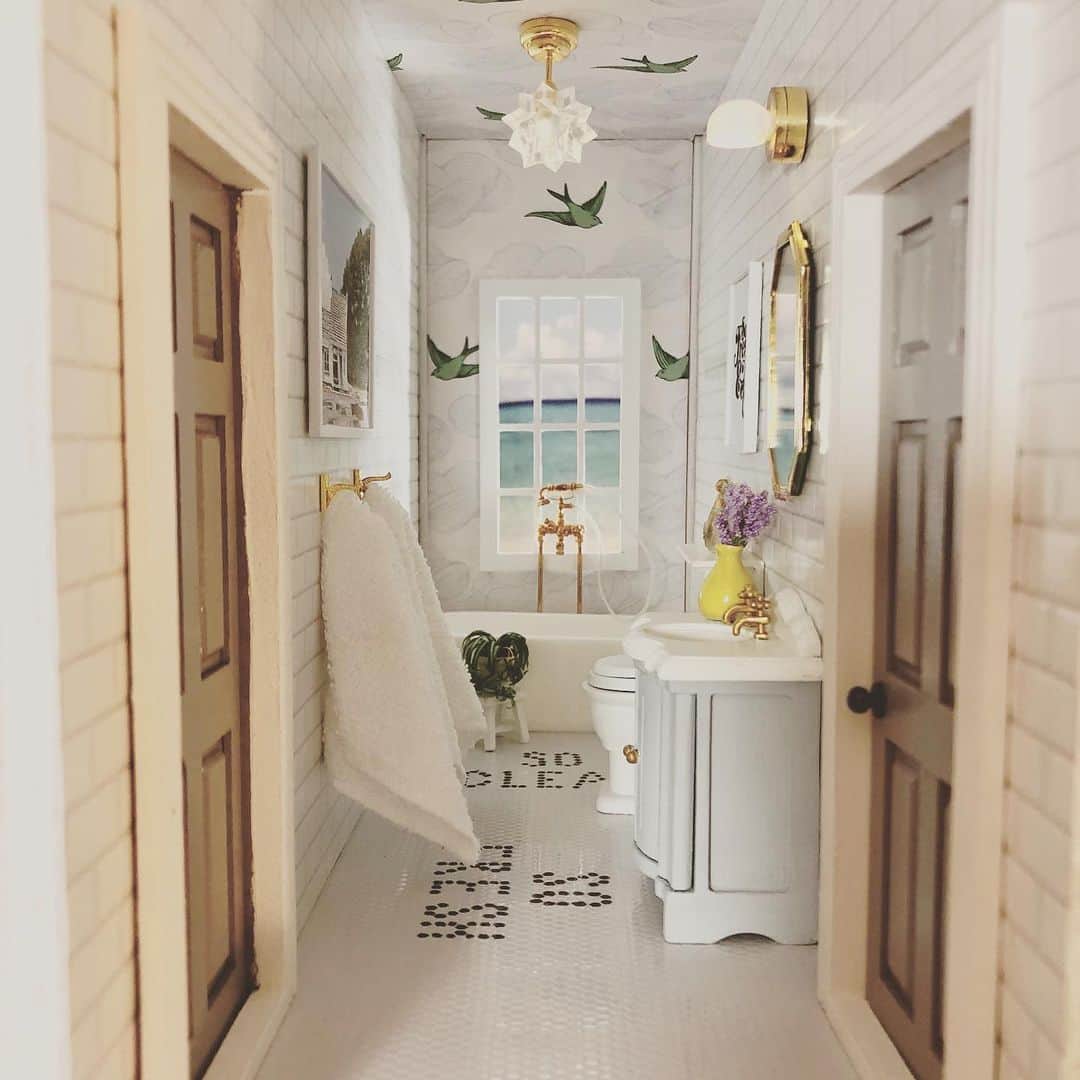 Grace Bonneyのインスタグラム：「Hey!! It’s Dr. Kwandaa Roberts from @tinyhousecalls back for day 3 of my DS takeover. In honor of Black History Month, I’m sharing my @outkast inspired bathroom. I used the world’s smallest Sharpie to make the custom tiles. If the ink went out of the lines, I’d start over. I almost lost my sanity, but I persevered. I would highly recommend reciting the lyrics “Ain't nobody dope as me, I'm just so fresh, so clean, So fresh and so clean, clean” when you’re in the bathroom in the morning. It’ll set your whole day straight.   Scroll to end to see what I started with. The great thing about dollhousing is that you’re only limited by your imagination. And I loved the @hyggeandwest Daydream wallpaper here, that I used it in my real sized bathroom. Life imitating art for the win!!」