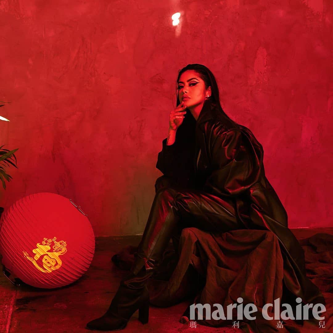 キム・リーのインスタグラム：「WISHING EVERYONE A HAPPY AND BLESSED LUNAR NEW YEAR 2021 🧧  @marieclaire_hk  📸 @_christianarias_  💄 @makeupbyjulian  🧥 @alessandrarich @fwrd」