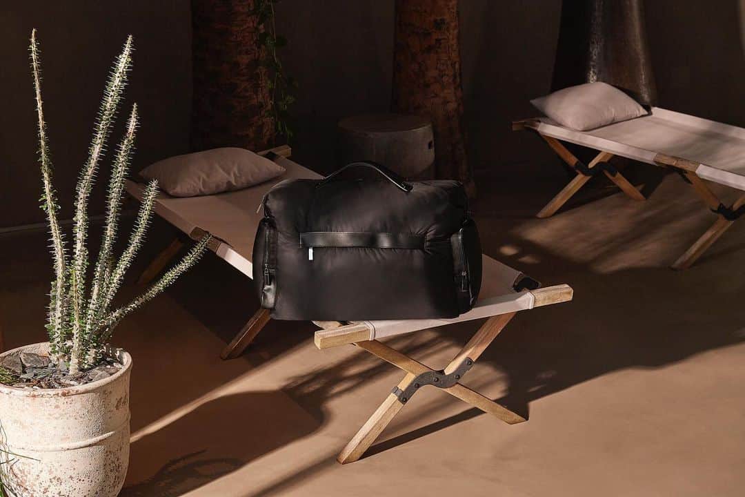 カナーリのインスタグラム：「An item designed for the urban traveler: padded nylon duffle bag with calfskin details and adjustable shoulder straps for a versatile usage as backpack. Discover more accessories at the link in bio. #DrivenByImagination #CanaliSS21 #Canali1934 #MadeInItaly」
