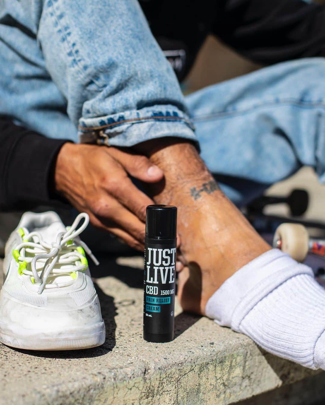 マニー・サンティアゴさんのインスタグラム写真 - (マニー・サンティアゴInstagram)「@justlive CBD “Pain Relief Creme” has got me through some painful back to back sessions, Looking forward to sharing all this hard work in March 💓 📸: @ferraphoto」2月12日 2時16分 - mannysantiago