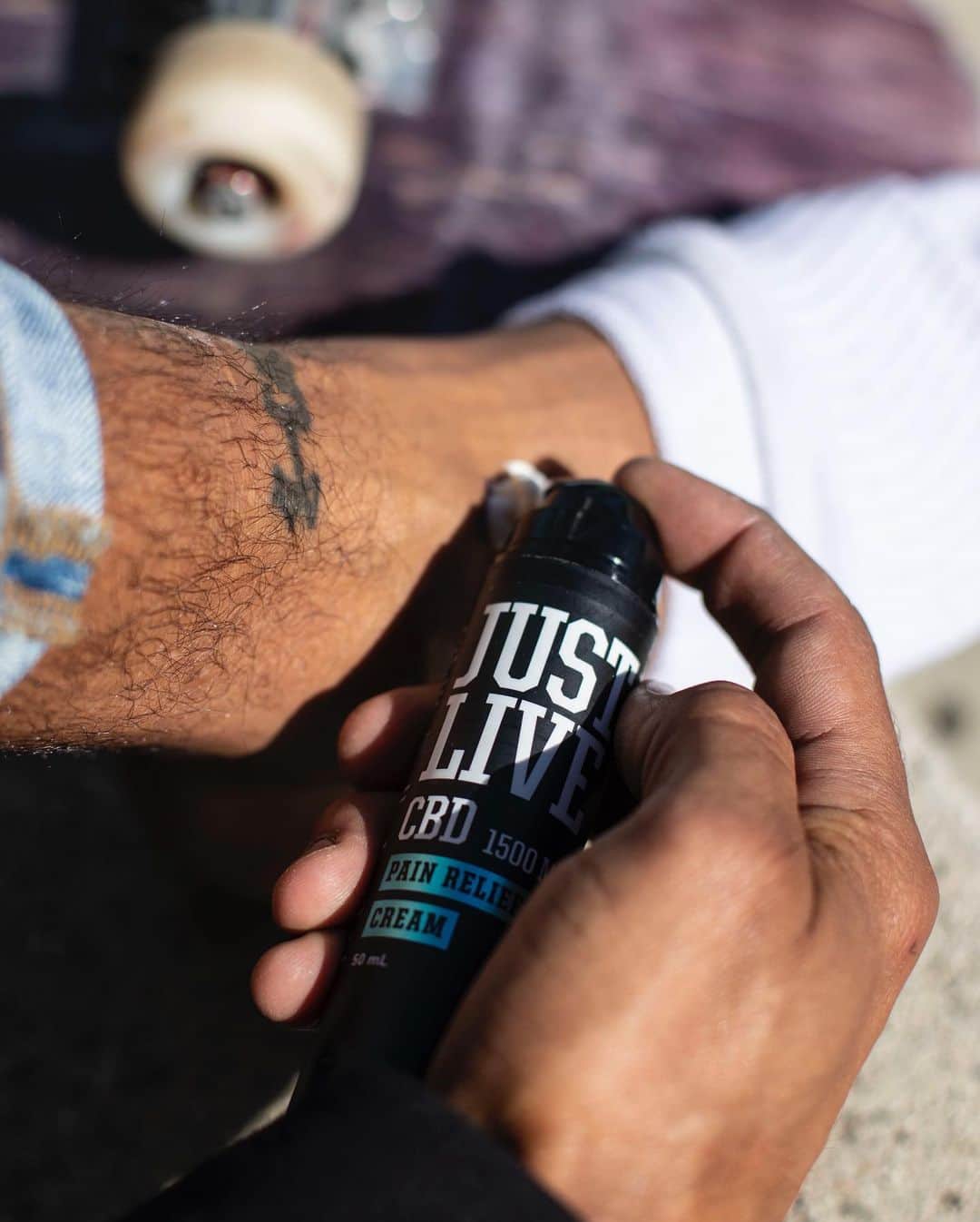 マニー・サンティアゴさんのインスタグラム写真 - (マニー・サンティアゴInstagram)「@justlive CBD “Pain Relief Creme” has got me through some painful back to back sessions, Looking forward to sharing all this hard work in March 💓 📸: @ferraphoto」2月12日 2時16分 - mannysantiago