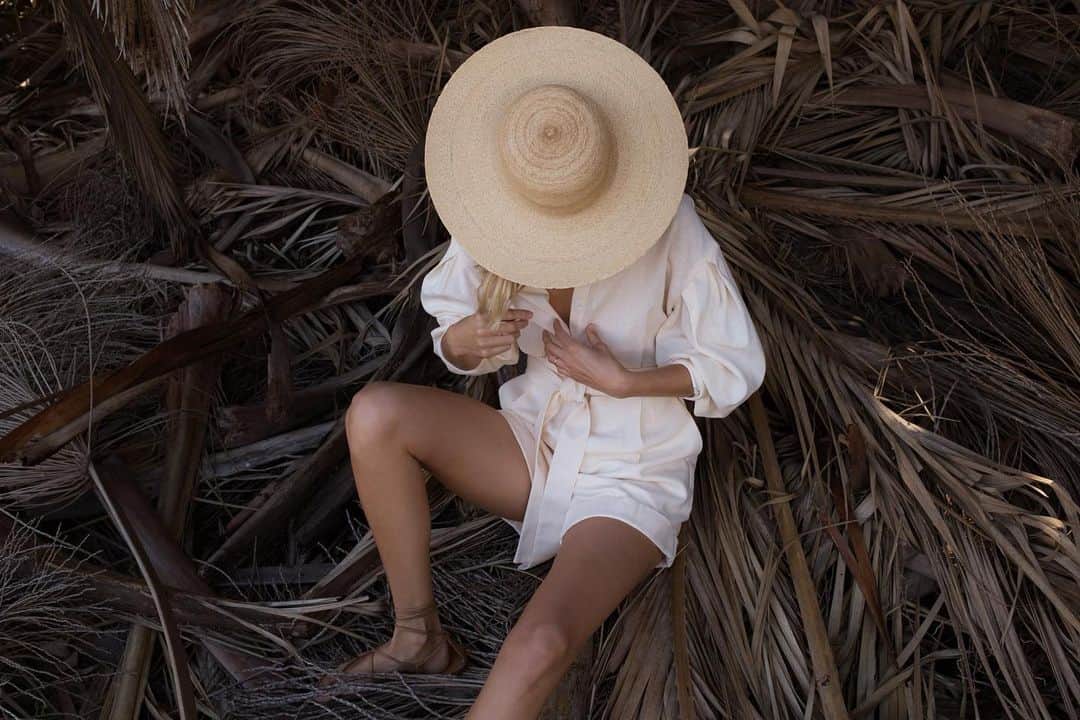 ハイディメリックのインスタグラム：「One with the palms. Gorgeous shot of the BAUDELAIRE by @hannahfaithlord ~ HEIDIMERRICK.com」