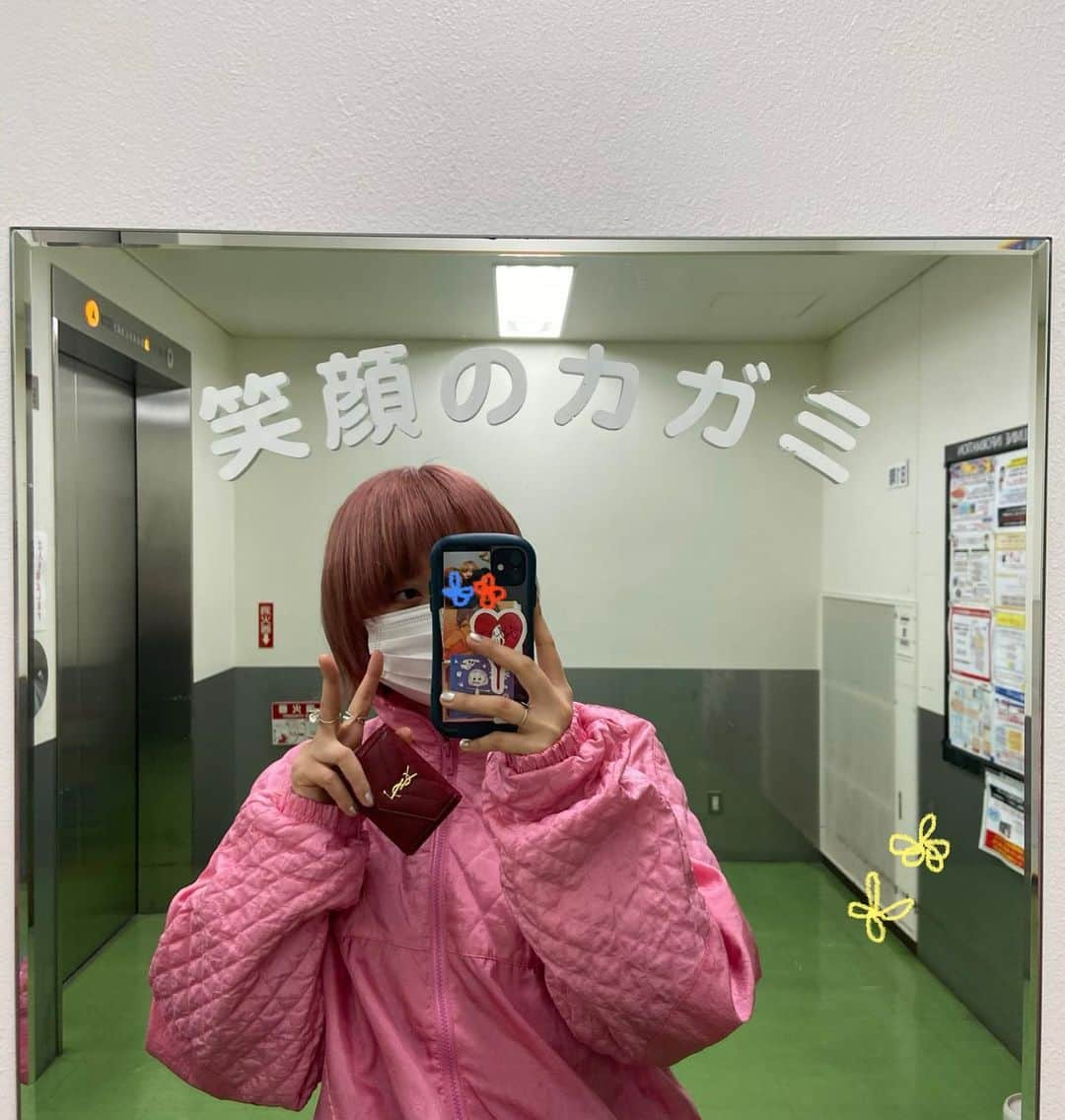 XAI（サイ）さんのインスタグラム写真 - (XAI（サイ）Instagram)「無表情っていわれるけど　心許したひとたちの前だと、百面相ぐらいあるよ 無理して笑うのなんてしなくていいけど だれかの前で笑えてない自分に気がついたら、それは心が出してるサイン 自分らしさを取り戻すのって 器用になって無理なんてしなくてよくて 荒れた花壇を少しずつ手入れするような感覚。水をあげ過ぎても良くないし、かといって栄養がなくちゃ伸びていけなくて 日当たりが良くて風通しがいいように ひとり根気強く。  あと今回ライブの映像を見返していて驚いたのが、歌ってるときの笑顔。すごく自然に笑えてた！ 歌うのが何より好きなことだからかな 嬉しい発見でした(ᴖ.ᴖ) おやすみ😴」2月12日 2時17分 - xai_official