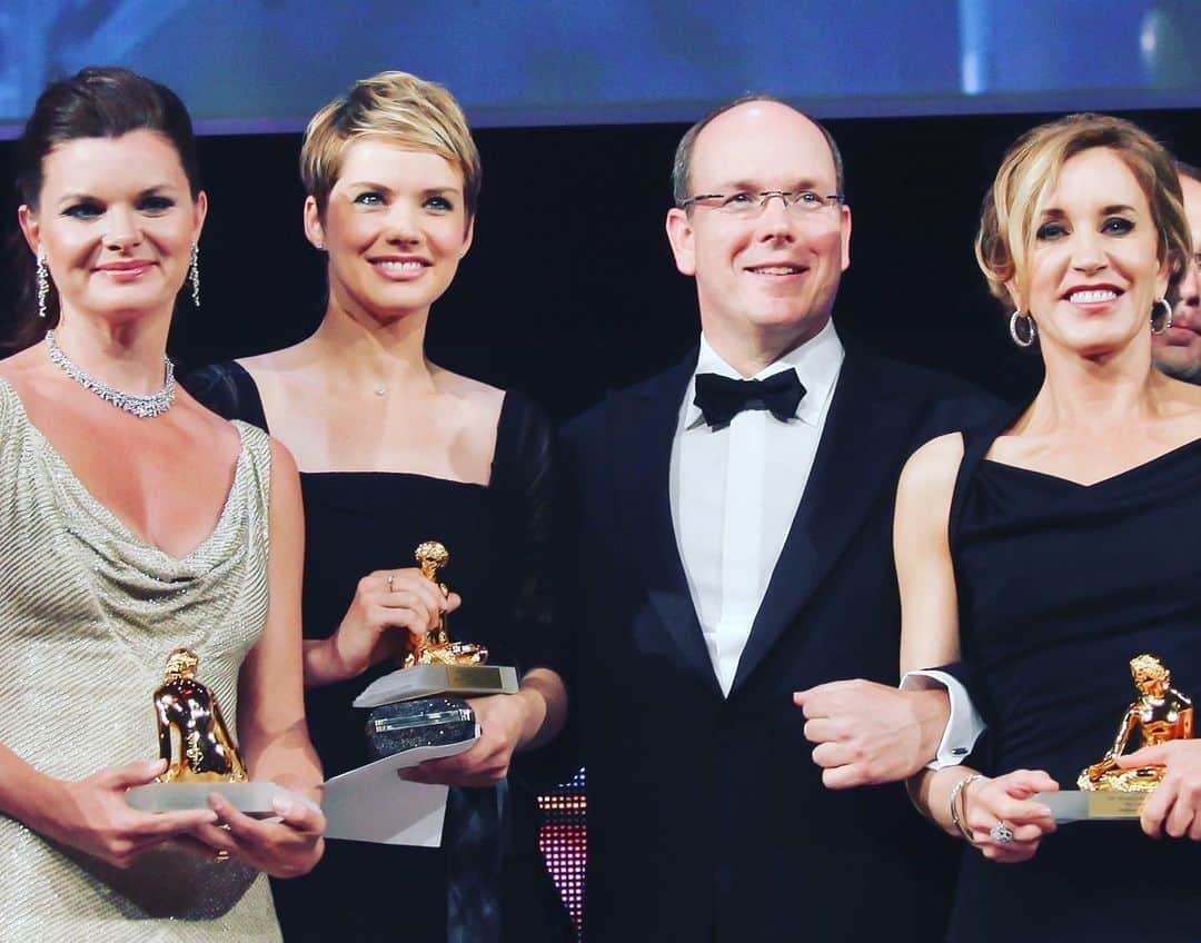 アンドレア・オズヴァルトのインスタグラム：「#tbt #goldennymphawards #montecarlo #montecarlotelevisionfestival #memories #princealbert #princealbertofmonaco #felicityhuffman #ingreatcompany #bestactress #swinggirls #leragazzedelloswing #lescano #sorellelescano 🥰🏆」