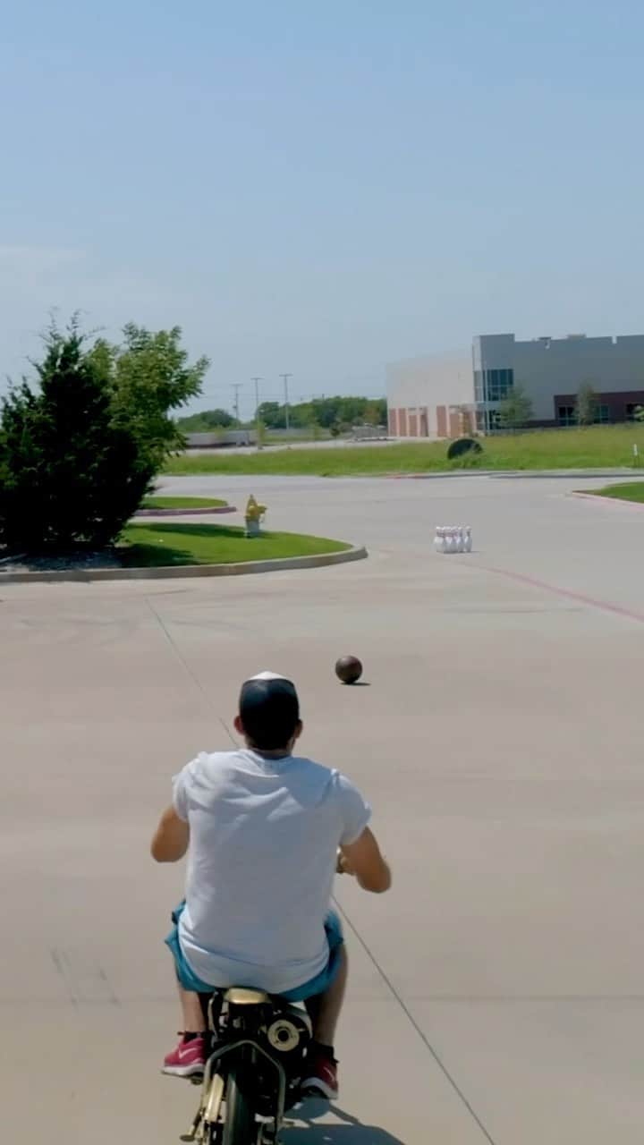 Dude Perfectのインスタグラム：「At over 250 yards, this is the World’s Longest Strike 🎳🤯 #DPVault @jbelmo」