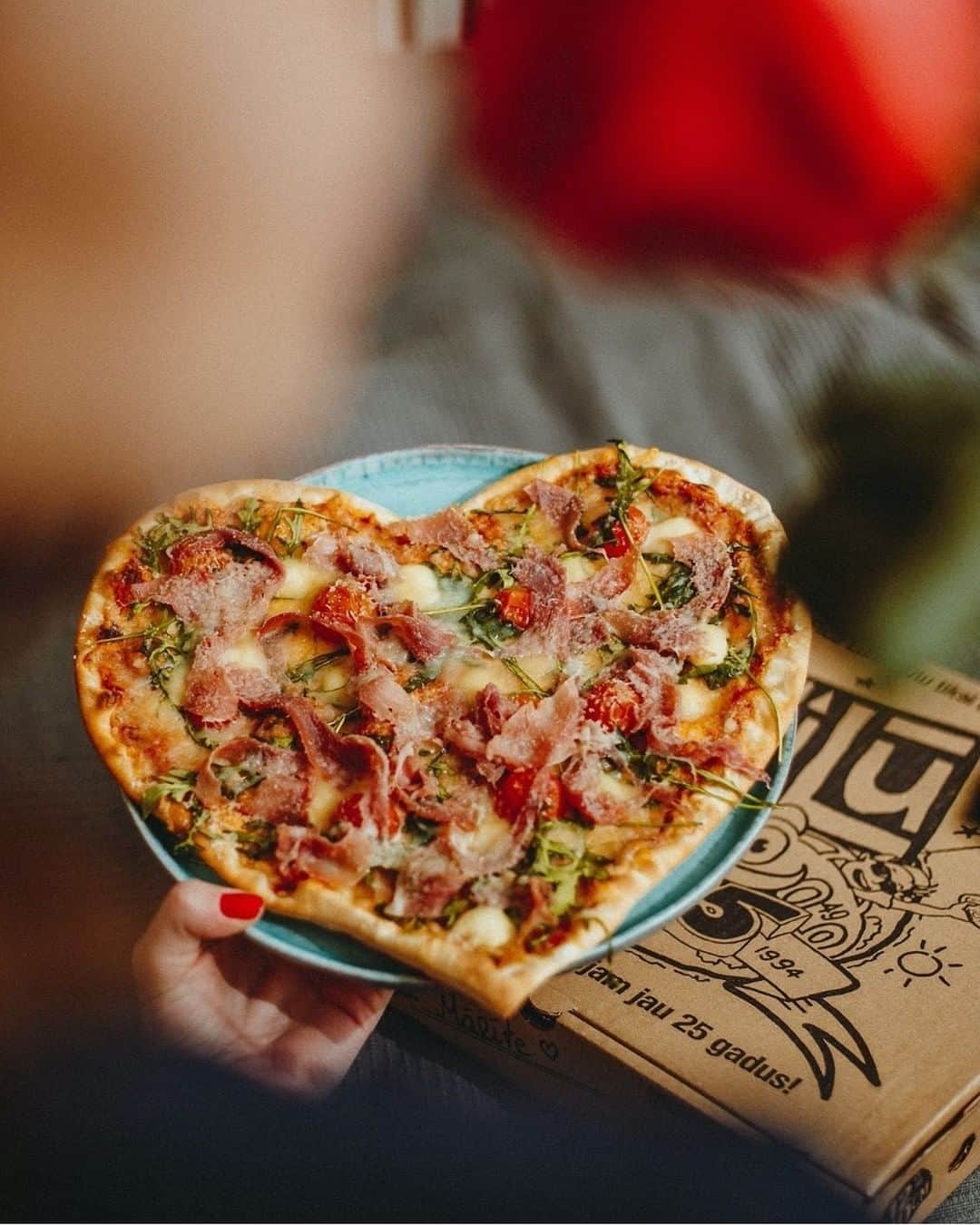 Pica LuLūのインスタグラム：「❤️ Valentīndienā vai jebkurā citā svētku dienā - iepriecini savu tuvāko ar sirds formas piciņu! To novērtēs! 😏」